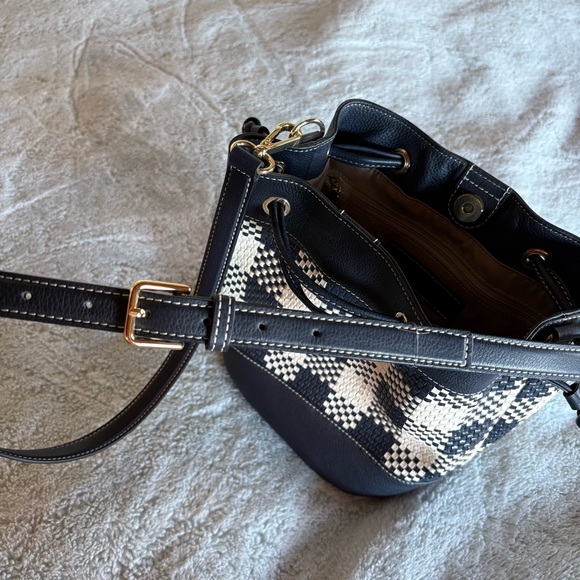 Woven Drawstring Bucket Bag - Picture 9 of 12